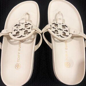 Tory Burch White Logo Medallion Flat Sandals Women’s Size 7